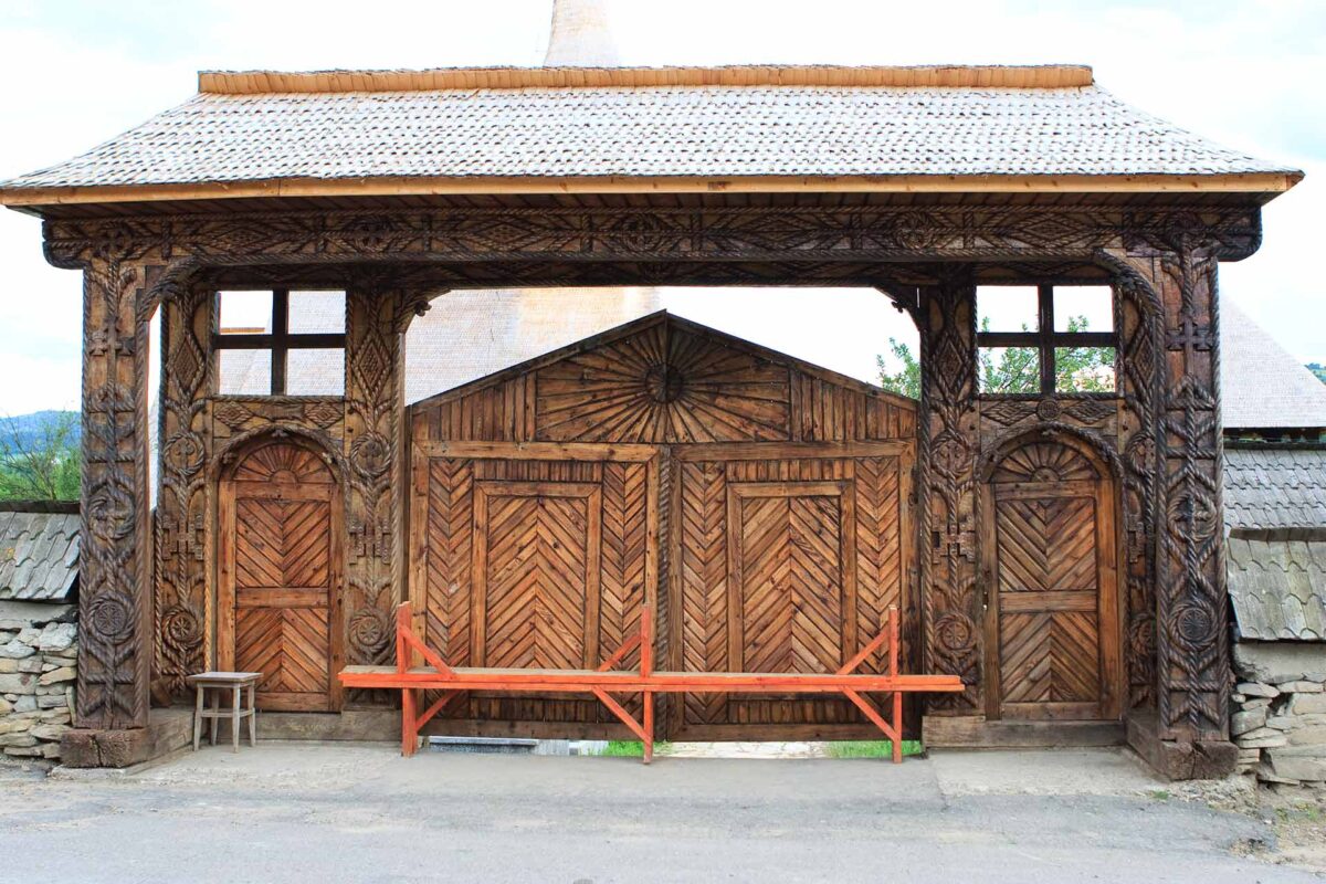 wooden-gates-maramures